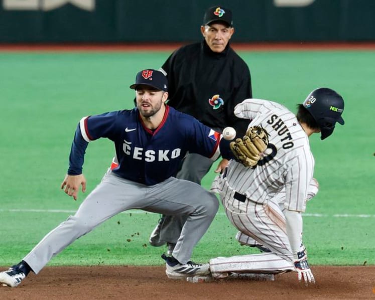 Baseball-Samurai Japan top gutsy Czech team on way to WBC playoffs
