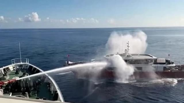 越界中国渔船遭驱离失去动力 台湾海巡施援送热食