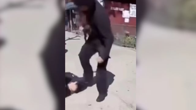 向少女索电话被拒 纽约少年摔人后踩头