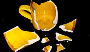 அனுமதியின்றிப் பொருள் வாங்கிய மனைவி - கோபத்தில் வீட்டை அடித்து நொறுக்கிய கணவர் 