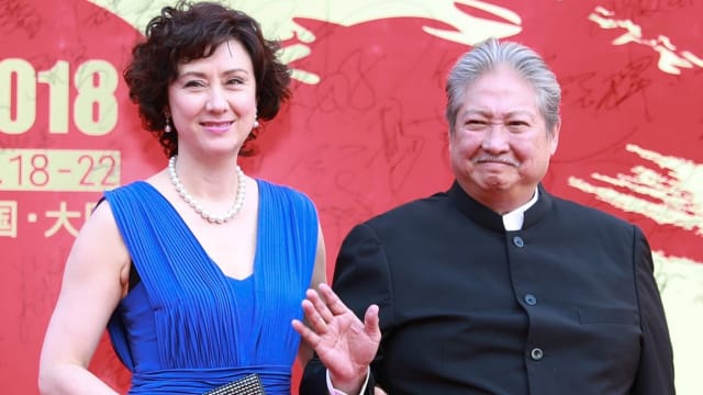 洪金宝两公婆享受大排档　57岁高丽虹成焦点