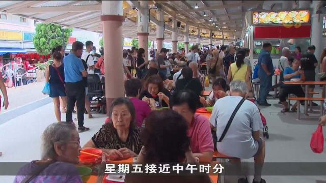 裕廊西熟食中心重开 座椅间空间过窄引关注