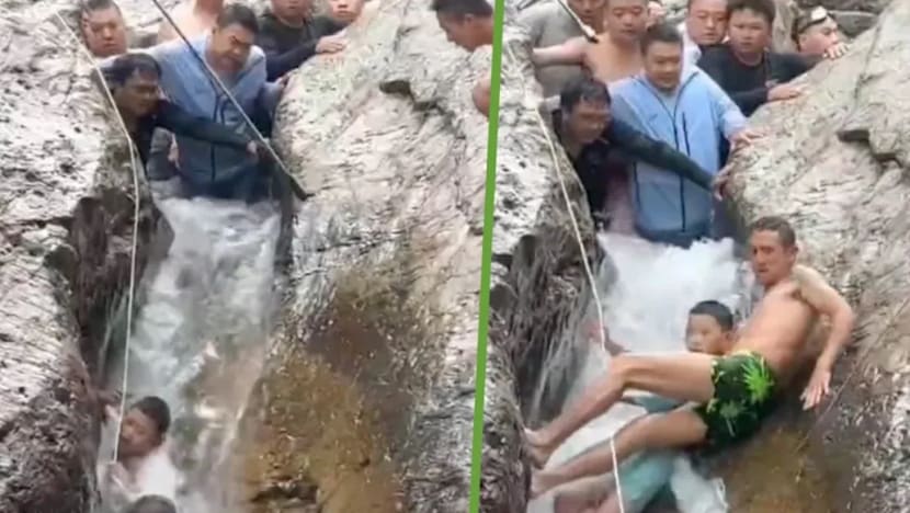 பாறைகளுக்கு நடுவே சிக்கிய சிறுவன்