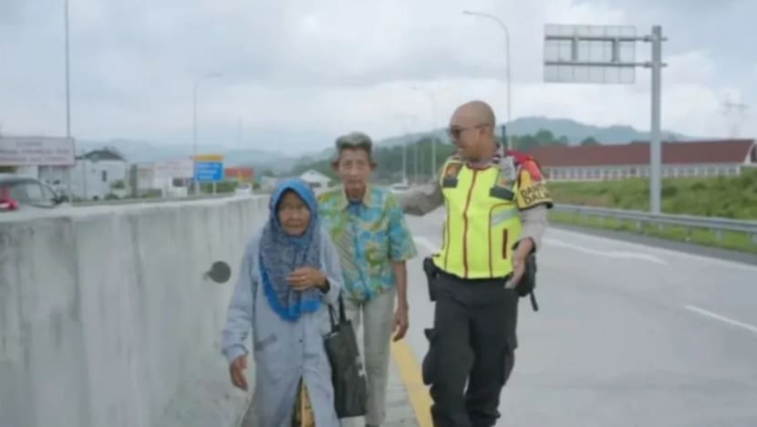 Pasangan warga emas ini tidak mampu naik pengangkutan awam; jalan kaki 4 jam untuk beraya dengan anak cucu Pasangan warga emas ini tidak mampu naik pengangkutan awam; jalan kaki 4 jam untuk beraya dengan anak cucu