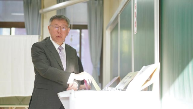 柯文哲抵达投票中心