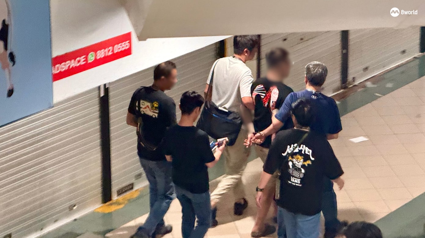 男子持有电子烟，被逮捕。（图：吕思娴）