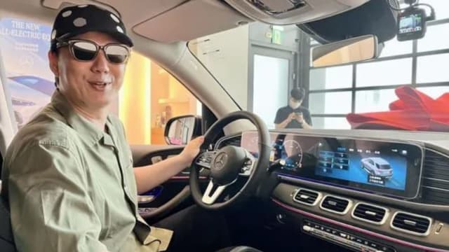 萧煌奇发挥幽默本色　炫新车征求乘客