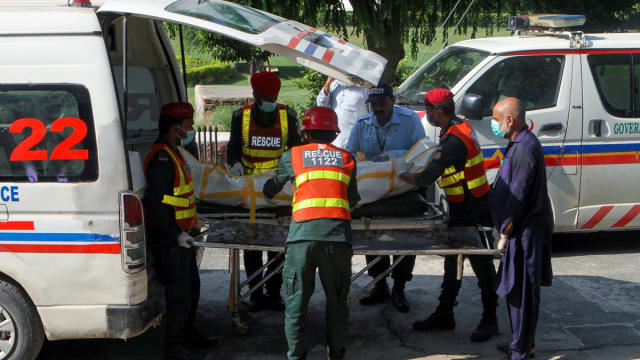 巴基斯坦载客巴士撞向运油车引发大火 至少20人死亡