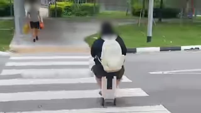 骑电动行李箱过马路 路人行为惹议
