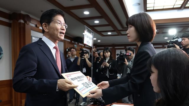 韩国执政党换将落空 金文洙登记为总统候选人
