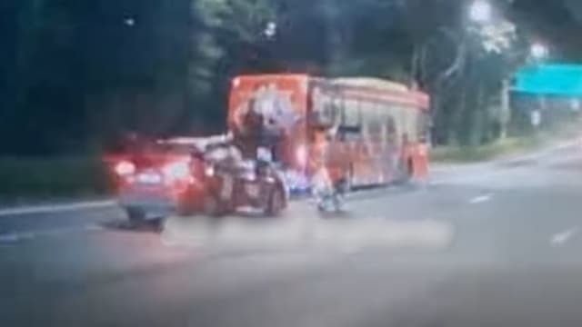 泛岛快速公路发生车祸 两人受轻伤