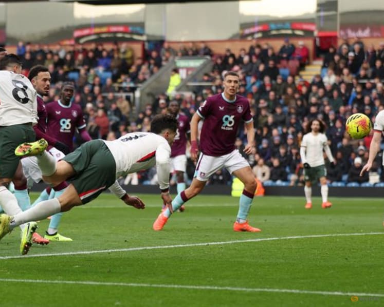 Chelsea close gap on leaders Arsenal with 2-0 win at Burnley