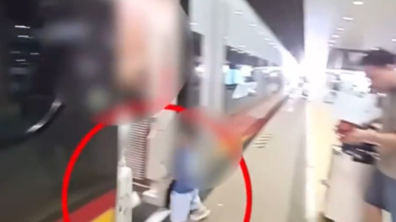 男童登列车一脚踩空 跌入月台缝隙惊险获救