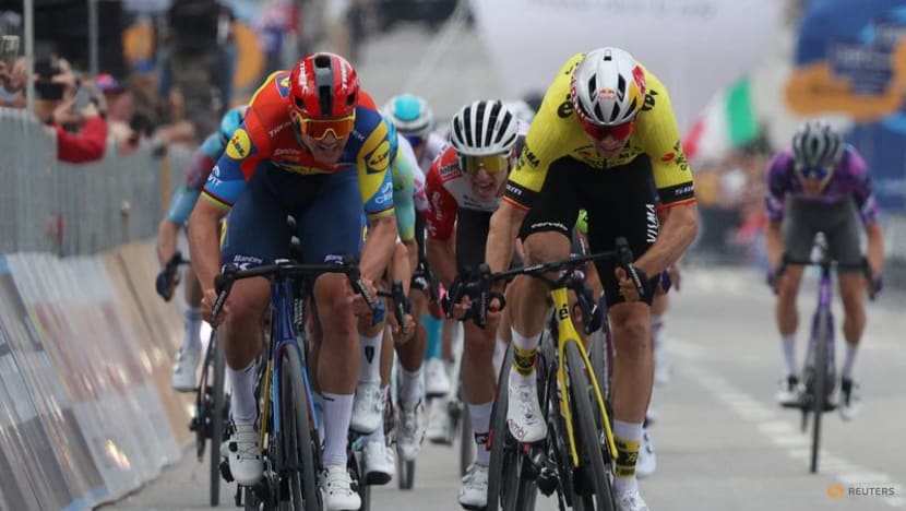 Pedersen wins sprint finish in Giro d'Italia opener