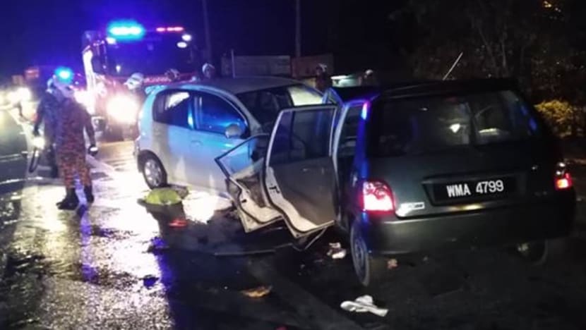 2 kereta bertembung, 5 maut