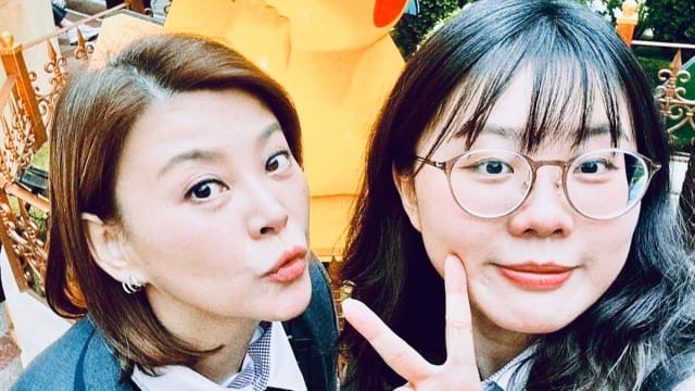 方馨女儿28岁了！母女穿高校制服被赞“像姐妹”