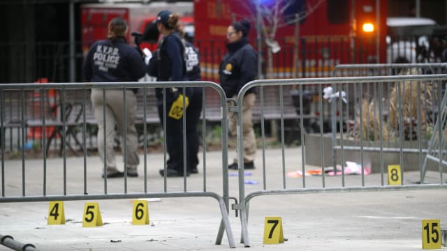在特朗普受审法院外引火自焚 男子伤重身亡