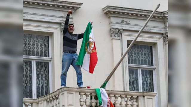 示威者闯伊朗驻伦敦大使馆 扯下国旗换上狮子太阳旗