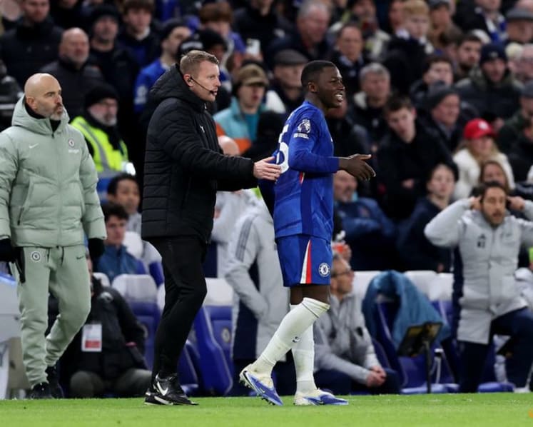 Red card experts Chelsea learn how to cope with 10 men