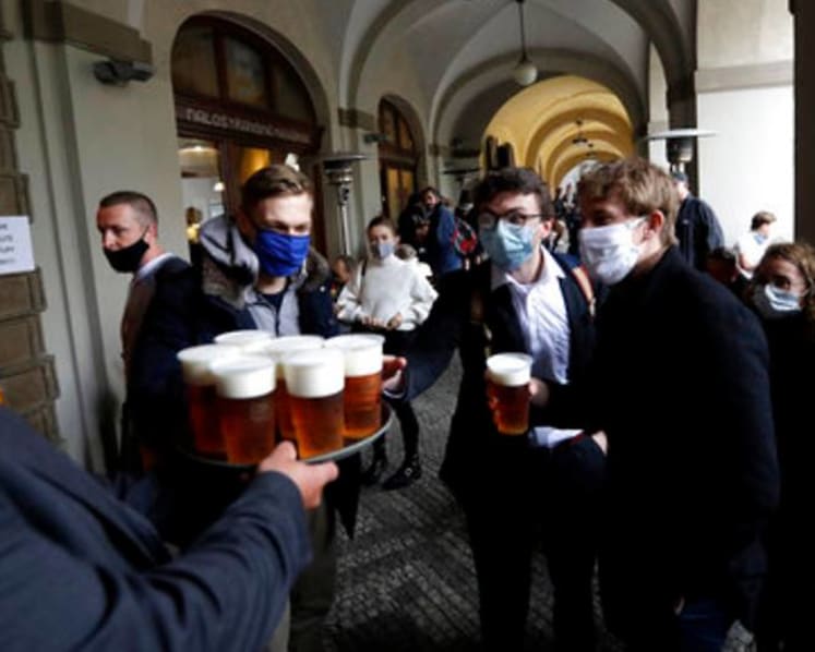 Despite pledges, Czechs face second COVID-19 lockdown as system totters
