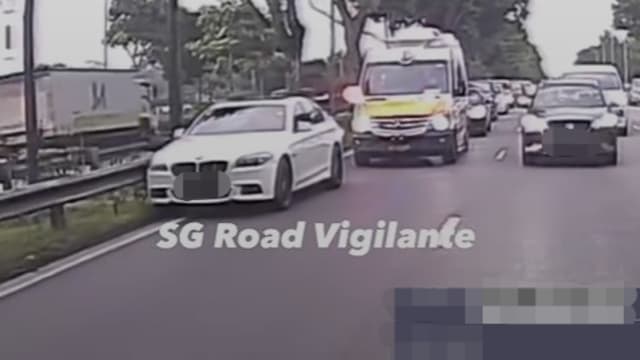 快速公路上停车让路救护车  做法引争论
