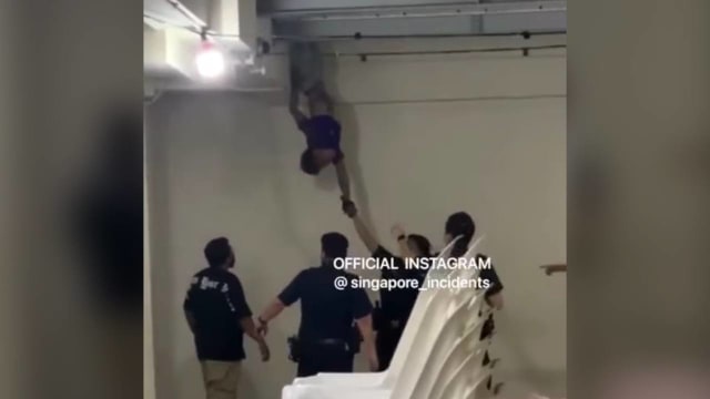 男子倒挂天花板通风口 网民：以为是蛇！