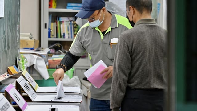 台湾各政党最后关头 积极争取中间选民支持 