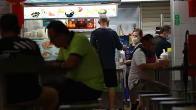 担心摊位租约受影响 摊贩不敢放假和抱病开工