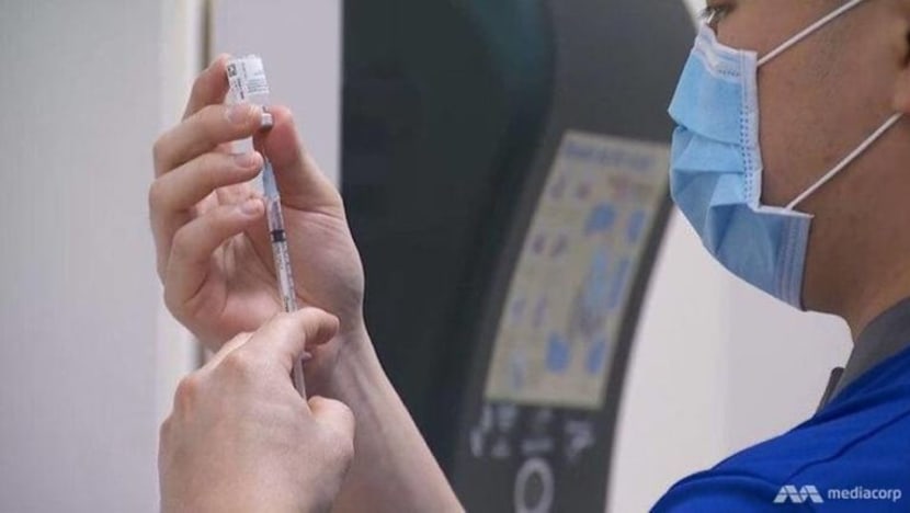2 orang diberi suntikan vaksin Pfizer belum dicairkan, 1 dimasukkan ke hospital