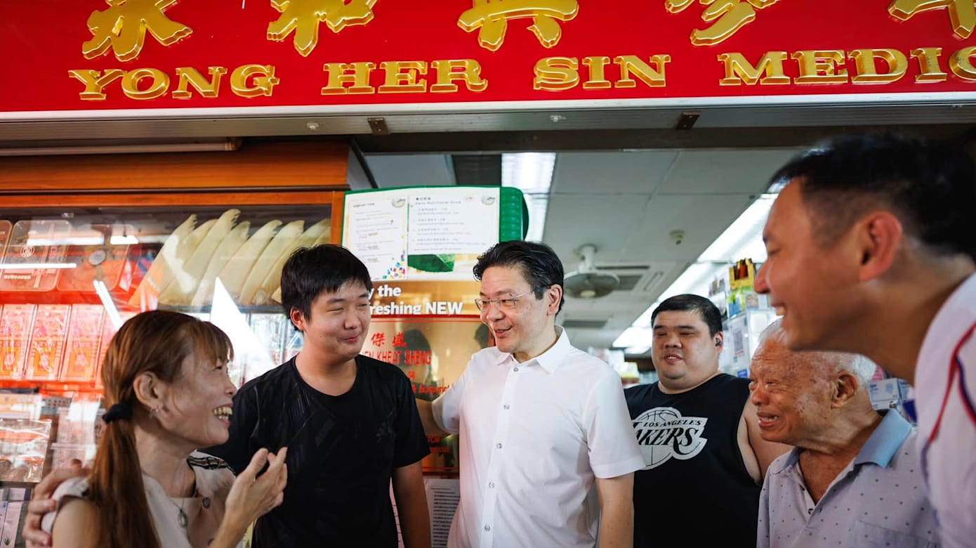 总理黄循财周六早上（3日）走访马林台巴刹与熟食中心。（图：数码发展及新闻部/Sean Koh）