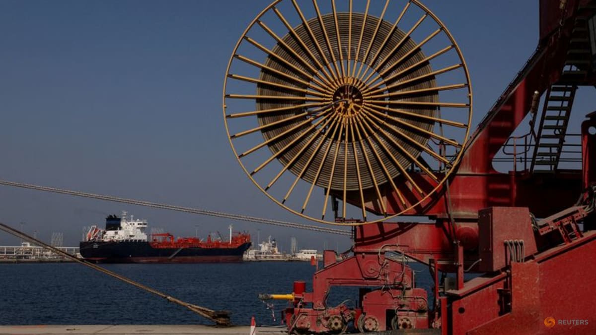 Oil prices extend losses on expectations talks to ease Middle East supply woes