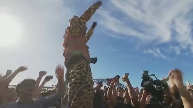 “猫人”两年徒步横跨澳洲 为儿童癌症研究筹款