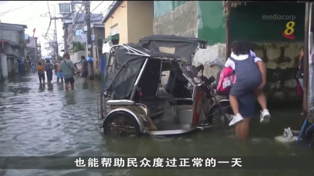 菲律宾洪水严重影响居民 当地司机改装摩托车照常载客