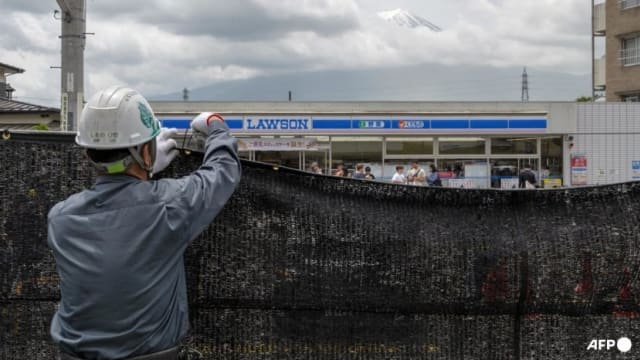 黑色屏障已装好  日本富士山网红景点成绝响