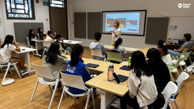 中学生参加《我来报新闻》媒体营 出席模拟发布会当小记者