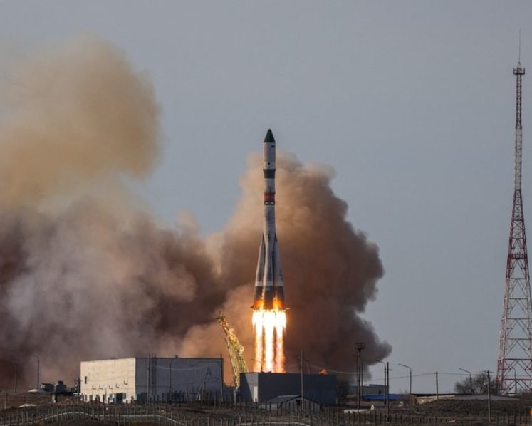 Russian space craft antenna problem forces manual docking with ISS