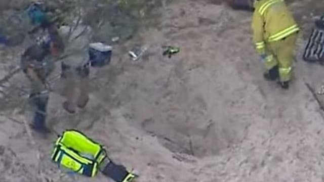 澳男子头朝下跌沙坑被活埋 15人用绳子把他拉出来