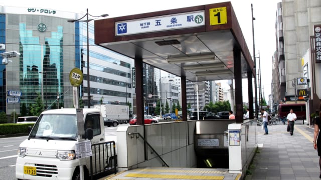 中国游客京都街头被陌生男子刺伤