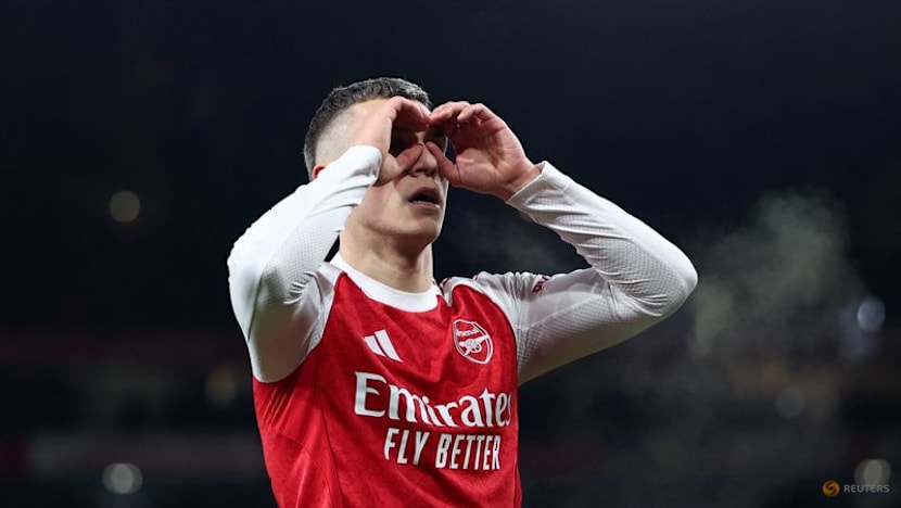 Arsenal thrash Villa 4-1 while Chelsea and Man Utd both held