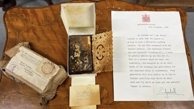 藏床底77年  已故英女王婚礼切片蛋糕拍卖2200英镑