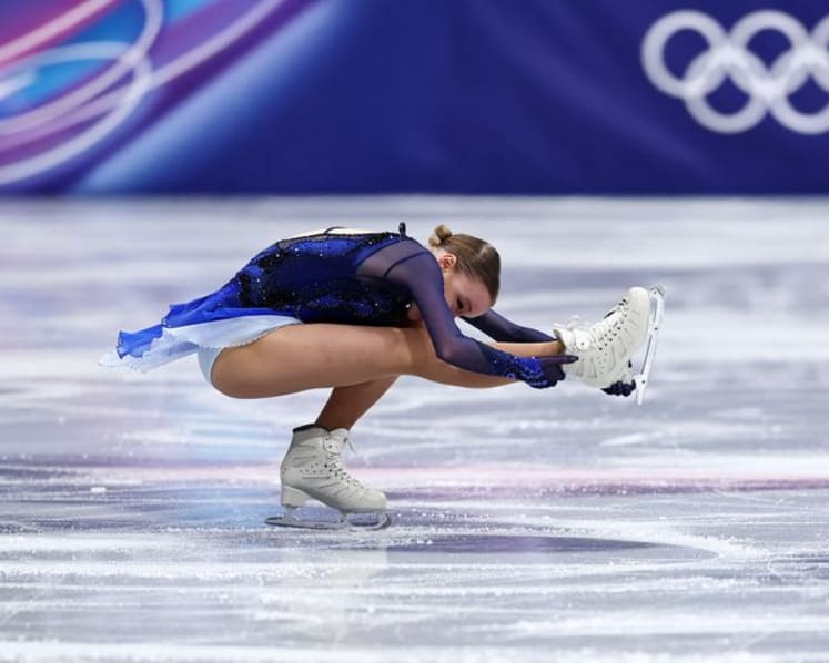 Figure Skating-Crowd lift helps Israel's Seniuk qualify for free skate