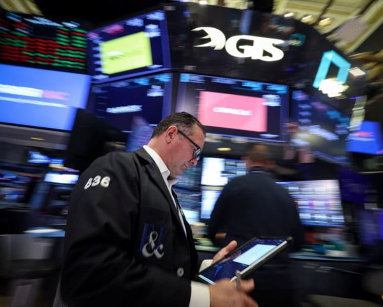 Stocks slump after Fed keeps rates unchanged as oil prices climb