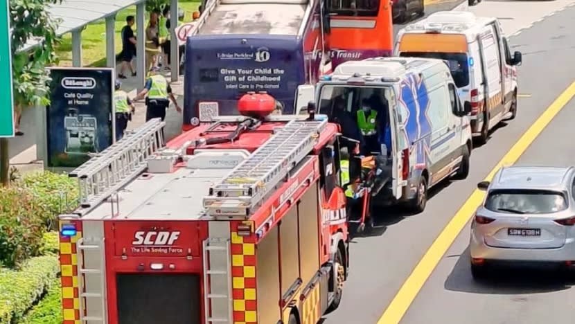 9 orang dibawa ke hospital selepas 2 bas berlanggar di Upper Thomson Road