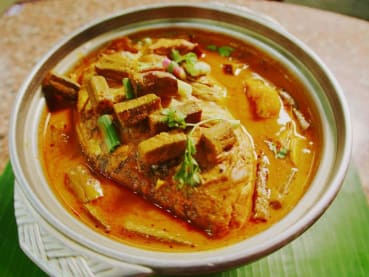 Makan Kakis: Having delicious fish head curry after a walk down the Rail Corridor