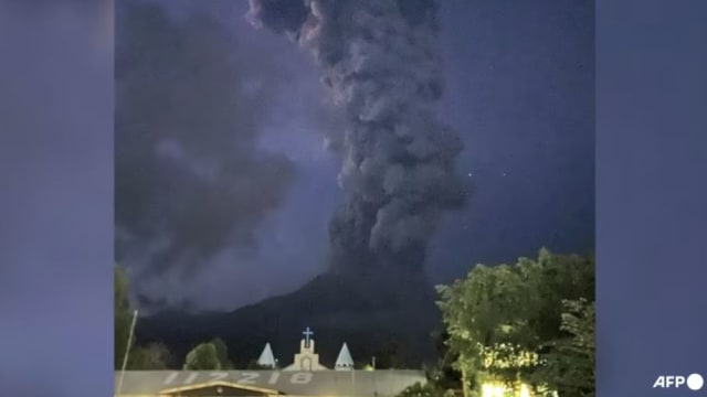 菲律宾中部火山爆发喷出5000米火山灰和浓烟 当局调高警戒级别