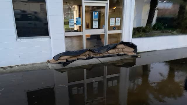 狂风暴雨袭澳洲南部致一死 逾12万人断电