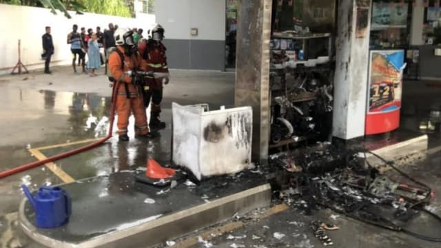 马国油站起火 烧毁泵岛