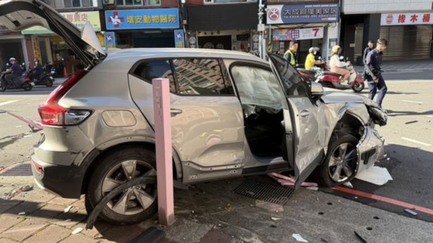 开车时突发癫痫 台湾上班族失控自撞人行道护栏