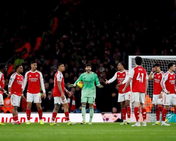 Arsenal suffer title jolt against inspired United, Villa close gap