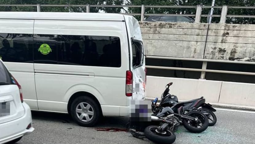 Pemandu bas mini diberkas; cuai memandu sebabkan kematian pembonceng motosikal di TPE Pemandu bas mini diberkas; cuai memandu sebabkan kematian pembonceng motosikal di TPE